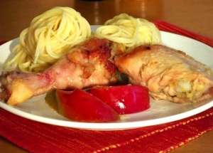 Тушёная курица с яблоками  на сковороде