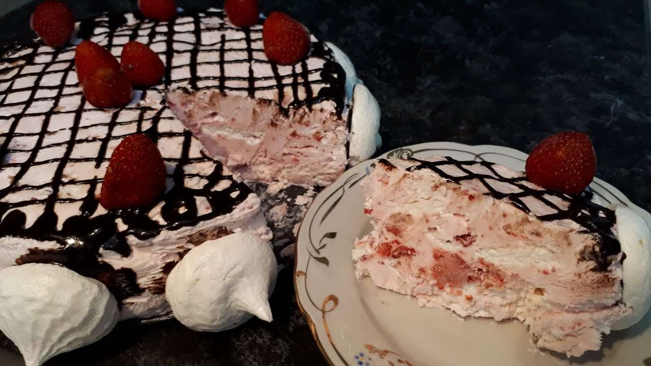 Мороженный торт, сливки, безе и клубника/ Ice cream cake, meringue, strawberry