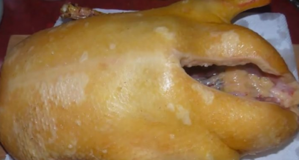 Фаршированная утка в духовке с яблоками  - рецепт